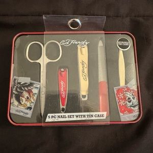 5 piece Ed Hardy grooming kit.